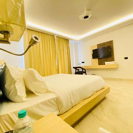 Hotel Holiday Grand Greater Noida Zewnętrze zdjęcie