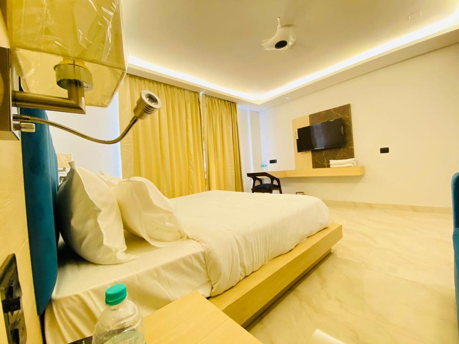 Hotel Holiday Grand Greater Noida Zewnętrze zdjęcie